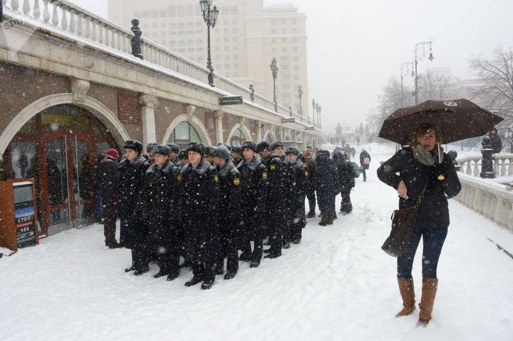 Будут ли военные в москве. Манежная площадь Москва снег. Москву завалило снегом. На Манежной площади солдаты. Москва снег человек.