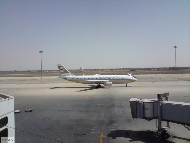 وزير هذا البلد يرفض النزول من طائرته في مطار طرابلس