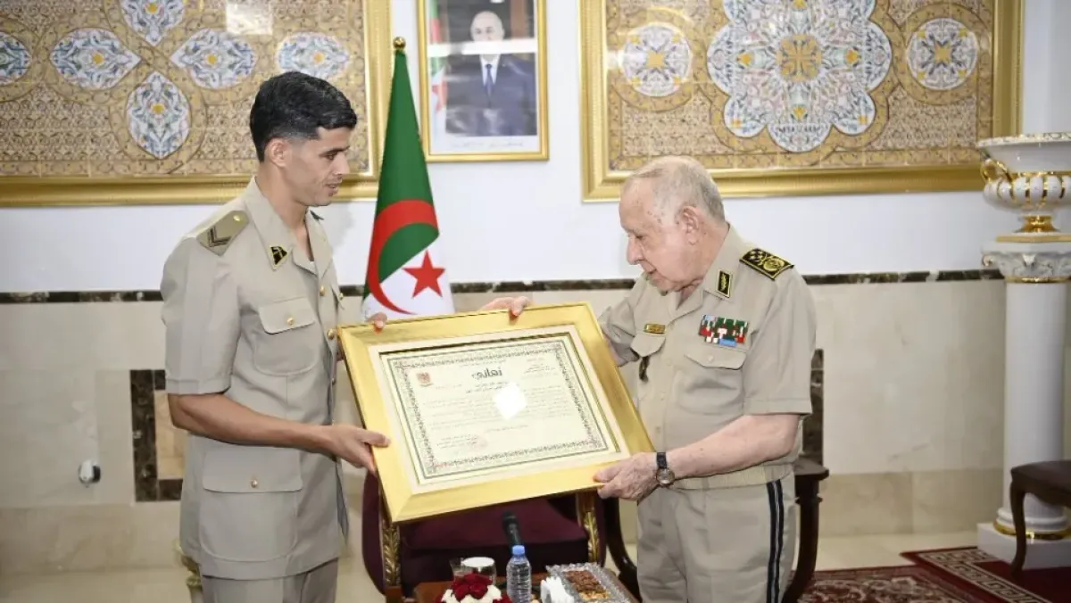 الفريق أول شنڤريحة يكرّم البطل العالمي سجّاتي