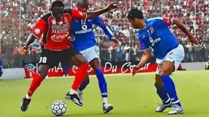 صورة: إينيرامو بقميص اتحاد الجزائر خلال مقابلة ضد الأهلي المصري