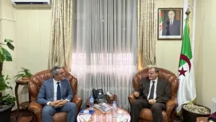 وزير التجارة الخارجية، كمال رزيق (على اليمين) عند استقباله مسؤول "فيات"، الصورة: ح.م.