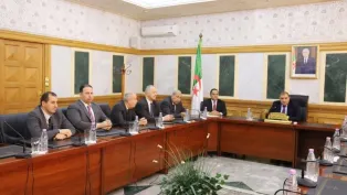 وزير العدل لطفي بوجمعة مع اطارات الوزارة. ص:ح.م