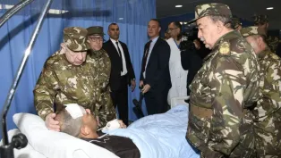 الصورة: الفريق أول، السعيد شنڨريحة، يتفقد المصابين إثر حادث تحطم طائرة نقل عسكرية، وزارة الدفاع الوطني (فيسبوك)