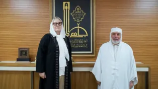 عميد جامع الجزائر، الشيخ محمد المأمون القاسمي الحسني, رفقة سفيرة مملكة النرويج بالجزائر، تيريز لوكن غزيل، الصورة: جامع الجزائر.