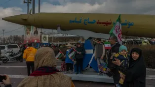 عرض صاروخ الحاج قاسم الإيراني الصنع خلال تجمع حاشد بمناسبة الذكرى السادسة والأربعين للثورة الإسلامية الإيرانية في طهران، إيران، في 10 فبراير 2025. الصورة: أ.ف.ب