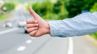 "الأوتو ستوب".. باب خير لا يخلو من مخاطر