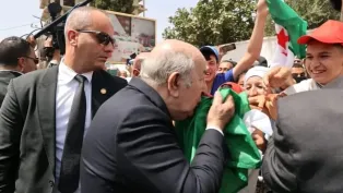 رئيس الجمهورية، عبد المجيد تبون، يقبل الراية الوطنية، الصورة: ح.م.