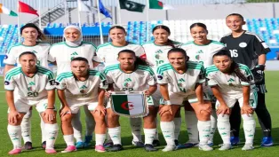 الصورة الجماعية للمنتخب الوطني التي اتقطت قبل انطلاق المقابلة (الفاف)