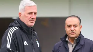 وليد صادي، رئيس "الفاف" (على اليمن) رفقة الناخب الوطني، الصورة: "الفاف"