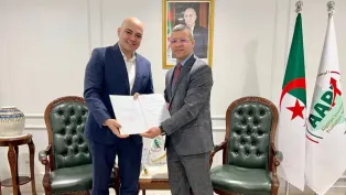 المدير العام للوكالة الجزائرية لترقية الاستثمار، عمر ركاش (على اليمين)، مع ممثل الشركة التركية، الصورة: ح.م.