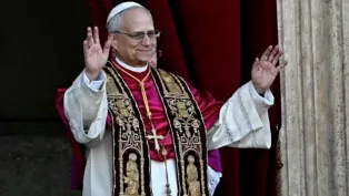 البابا ليو الرابع عشر يطل لأول مرة من شرفة بازيليك القديس بطرس بروما. الصورة: أ.ف.ب