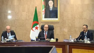 سيفي غريب، الوزير الأول (وسط الصورة)، الصورة: مصالح الوزير الأول.