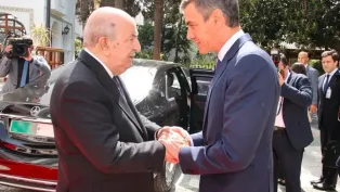 رئيس الحكومة الإسباني، بيدرو سانشيز (على اليمين)، عند مغادرته قصر المرادية، بعد لقاء مع رئيس الجمهورية، عبد المجيد تبون، الصورة: رئاسة الجمهورية.