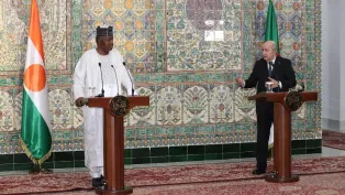 الرئيسان عبد المجيد تبون وعبد الرحمن تياني في ندوة صحفية مشتركة بقصر المراديةبالجزائر، ص: رئاسة الجمهورية . (فايسبوك)