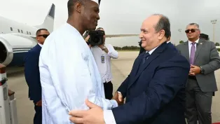 الوزير الأول، سيفي غريب (على اليمين) عند استقباله مؤخرا نظيره عبد الله، الصورة: مصالح الوزارة الأولى.