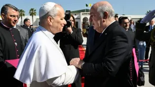 رئيس الجمهورية، عبد المجيد تبون عند توديعه البابا ليون الرابع عشر بعد انتهاء زيارته إلى الجزائر، الصورة: الفاتيكان.