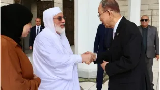عنيد جامع الجزائر الشيخ محمد المأمون القاسمي يستقبل بان كي مون . ص:جامع الجزائر.