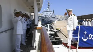 جانب من إشراف قائد القوات البحرية الجزائرية على مراسم تفتيش سفينتين "الصومام" و"الملاح". الصورة: وزارة الدفاع الوطني.