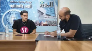 اللاعب نوفل خاسف (على اليسار)، رفقة صحفي "الخبر"، الصورة: "الخبر".