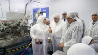 زيارة وزير الصناعة الصيدلانية وسيم قويدري كانت بمصنع BIOCARE.  الصورة: وزارة الصناعة الصيدلانية (فيسبوك)