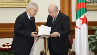 رئيس الجمهورية، عبد المجيد تبون (على اليمي)، عند استقباله، رئيس مجلس الأمة، عزوز ناصري، الصورة: رئاسة الجمهورية.