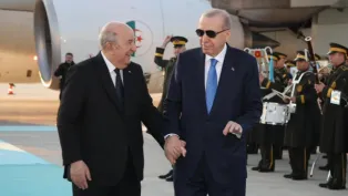 الرئيس التركي، رجب طيب أردوغان (على اليمين) عند استقباله رئيس الجمهورية، أمس في مطار أنقرة، الصورة: رئاسة الجمهورية.