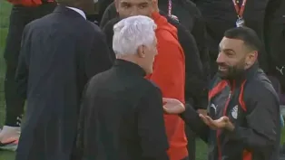 محمد صلاح (على اليمين)، خلال حديثه مع مدرب جنوب إفريقيا، هوغو بروس، الصورة: ح.م.