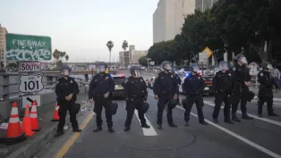 ضباط في كاليفورنيا يغلقون الطريق المؤدي إلى الطريق السريع 101 في الولايات المتحدة أثناء الاحتجاجات في لوس أنجلس، 10 يونيو 2025. الصورة: أسوشيتد برس