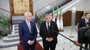 الوزير السويسري على يسار الصورة رفقة نظيره الجزائري، الصورة: وزارة العدل