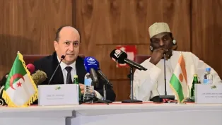 الوزير الأوّلين للجزائر والنيجر، سيفي غريب ومحمد الأمين زين في نيامي. ص: مصالح الوزارة الأولى للجزائر (فايسبوك).