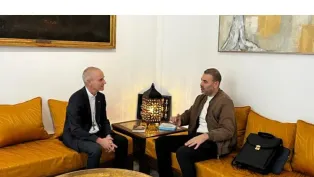 الكاردينال، جون بول فيسكو (على اليسار) مع صحفي "الخبر"، الصورة: "الخبر".