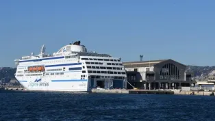 سفينة نقل مسافرين جزائرية وهي راسية بميناء مارسيليا، الصورة: ح.م