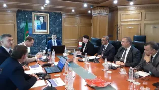 جانب من اللقاء الذي جمع وزير الطاقة بمسؤولي الشركة الروسية "جيوتاك". الصورة: وزارة الطاقة