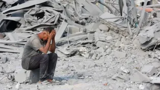 فلسطيني وسط الدمار الذي خلفته غارة ليلية على مركز تابع لوكالة «الأونروا» شمال قطاع غزة (أ.ف.ب)