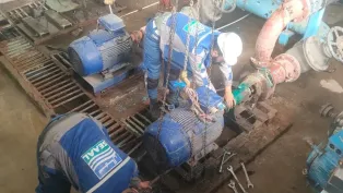الصورة: عمليات اصلاح عطب تقني تم تسجيله على مستوى أحد محركات مضخات محطة بسيدي موسى (سيال) (فيسبوك)