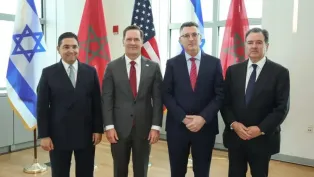 ناصر بوريطة، وزير الخارجية المغربي (على أقصى اليسار) عقب توقيع اتفاقية رفع مستوى التمثيل الدبلوماسي مع وزير الكيان (الثاني على اليمين)، الصورة: ح.م.