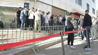 طابور أمام مركز التأشيرة، الصورة: حمزة كالي "الخبر".