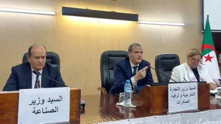 وزير الصناعة، سيفي غريب، وزير التجارة الخارجية وترقية الصادرات، كمال رزيق، أشغال ورشة عمل موسعة، وزارة الصناعة (فيسبوك)