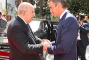 رئيس الحكومة الإسباني، بيدرو سانشيز (على اليمين)، عند مغادرته قصر المرادية، بعد لقاء مع رئيس الجمهورية، عبد المجيد تبون، الصورة: رئاسة الجمهورية.