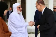 عنيد جامع الجزائر الشيخ محمد المأمون القاسمي يستقبل بان كي مون . ص:جامع الجزائر.