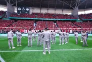 لاعبو شباب بلوزداد قبيل انطلاق نهائي كأس الجزائر، يوم الخميس الماضي، الصورة: ح.م.