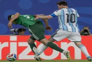 صورة: تدخل ميسي العنيف على ماندي