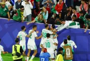 صورة: فرحة لاعبي "الخضر" مع الجماهير