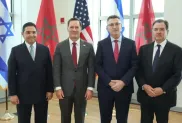ناصر بوريطة، وزير الخارجية المغربي (على أقصى اليسار) عقب توقيع اتفاقية رفع مستوى التمثيل الدبلوماسي مع وزير الكيان (الثاني على اليمين)، الصورة: ح.م.