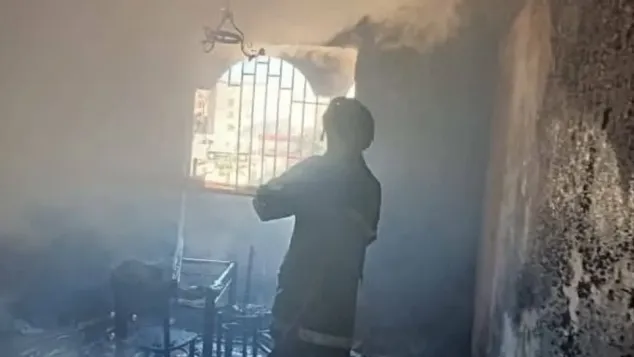 الصورة: حريق في شقة بعين التوتة في باتنة (فيسبوك)