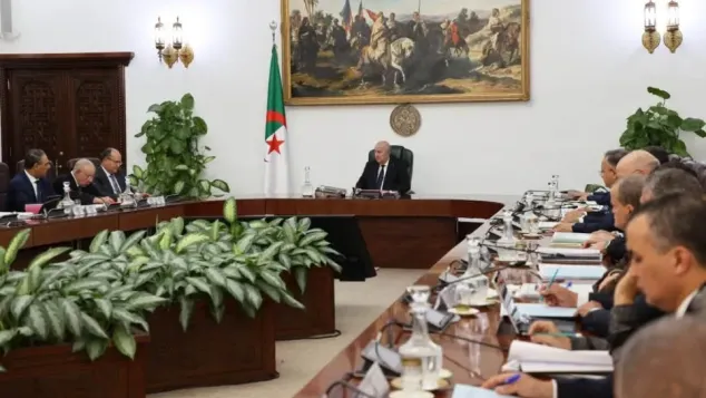 صورة: اجتماع سابق لمجلس الوزراء برئاسة رئيس الجمهورية عبد المجيد تبون (رئاسة الجمهورية)