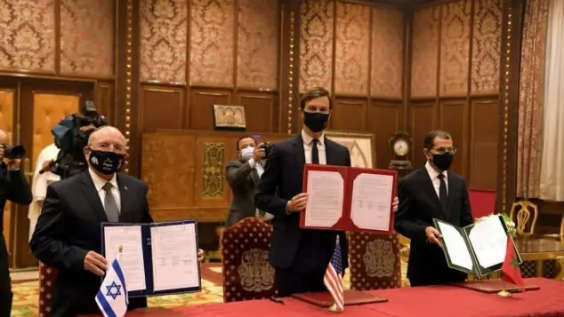 رئيس الحكومة المغربية السابق(على اليمين) يوم توقيع اتفاقية "أبراهام"، التي أدخلت المغرب في مستنقع التطبيع، الصورة: ص.م.