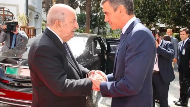 رئيس الحكومة الإسباني، بيدرو سانشيز (على اليمين)، عند مغادرته قصر المرادية، بعد لقاء مع رئيس الجمهورية، عبد المجيد تبون، الصورة: رئاسة الجمهورية.