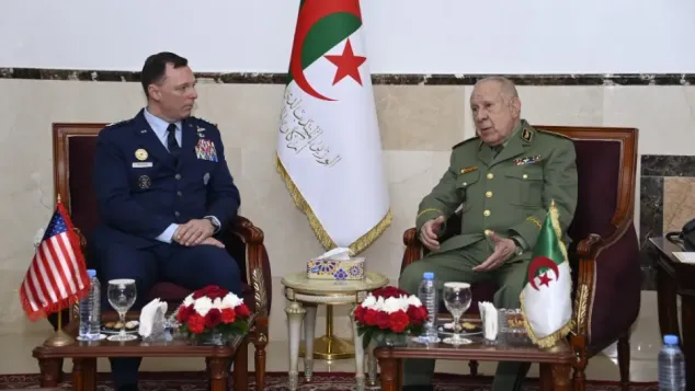 قائد "أفريكوم" (على اليسار)، خلال استقباله من طرف الفريق أول، السعيد شنقريحة، الصورة: وزارة الدفاع الوطني.