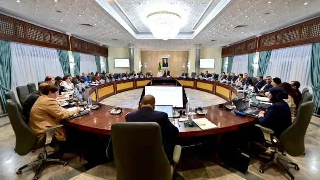 الصورة: إجتماع الحكومة ..مصالح وزير الاول (فيسبوك)